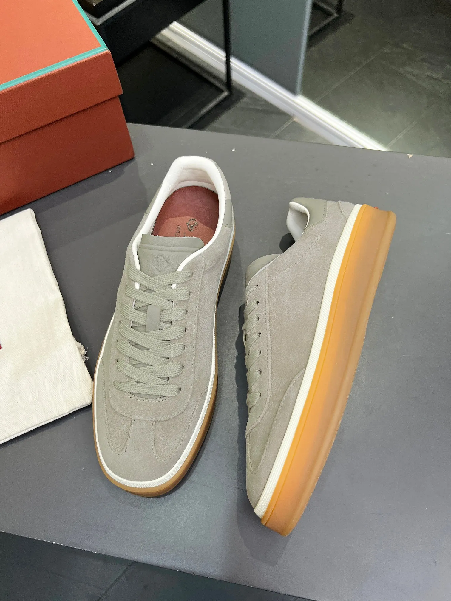 Men's shoes 💰600 purchasing agent, high version 🦅⛳️ Italy [Loro Piana] Tennis walk series LP couple's moral training shoes casual sports shoes sneakers 🎁🎁 Original purchase development and production This new suede tennis shoe adopts an ultra-low design, suitable for wearing all year round 👫👫 The wrapped sole creates an effortlessly attractive color combination that harmoniously blends functionality with understated style, making it the ideal shoe for urban wear. Soft calfskin tongue with Kummel color insert at the heel, cotton lace upper with embossed LP logo, cowhide suede sole, rubber-lined calfskin ✦Upper: imported first-layer cowhide➕customized original cowhide ✦lining: cowhide lining➕cowhide insole ✦sole: original molded TPR ultra-light outsole ✦packaging: original complete package ✦Female size: 35--40 ✦Male size: 39--45